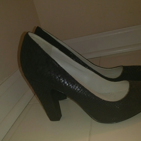 Shoes - Picture 3 of 4